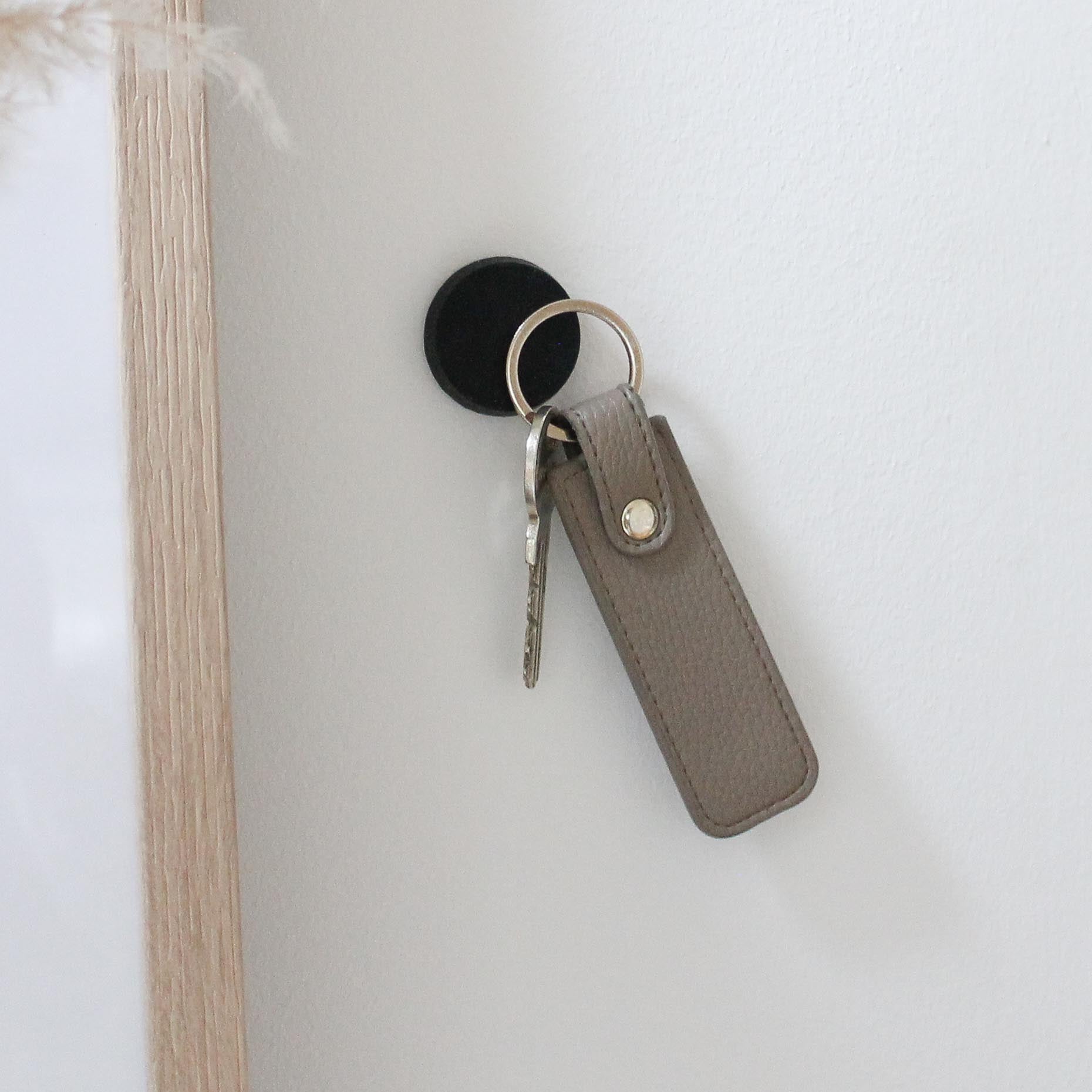 Stark magnet för upphängning på väggen