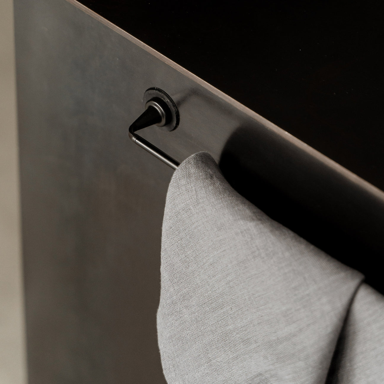 UNIVERSAL – Kökshållare med självhäftande montering